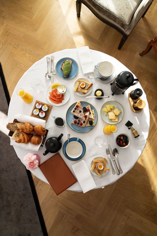 Complimentary breakfast book luxury hotel in Paris champs elys&eacute;es